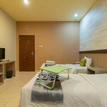 Urbanview Hotel Best Skip Palembang Exterior foto